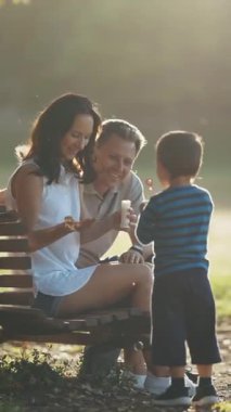 Aile parkta vakit geçirip sabun köpüğüyle oynuyor. Orta çekim