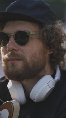 Sokakta gitar çalan şık bir gencin portresi. Orta çekim