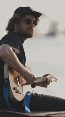 Chill Chill, şehirdeki sette gitar çalan genç bir adam. Orta çekim