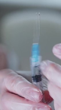 Kozmetik uzmanı şırıngadan fazla hava alıyor. Orta çekim