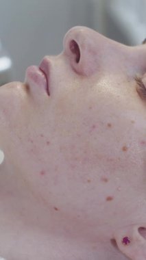 Güzellik uzmanı, müşterilerine nemlendirici sürmüş. Çilli ciltleri ince bir fırçayla. Orta çekim