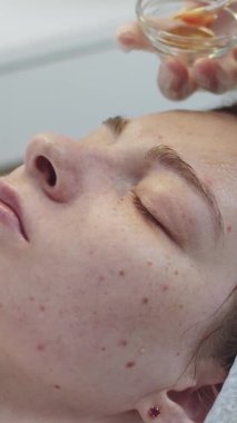 Güzellik uzmanı, müşterilere sarı bir nem uygular. Yüzü ince bir fırçayla çilli olur. Orta çekim