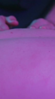 Klinikte masaj. Kadın bir müşterinin sırtına masaj yapan bir erkek terapist. Orta çekim