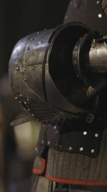 Bir sokak gösterisinde zırh giymiş bir ortaçağ gladyatörü. Orta çekim