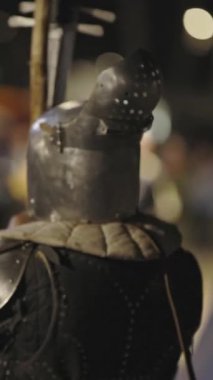 Ortaçağ gösterisi. Sokak gösterisinde zırh giymiş gladyatörler. Orta çekim