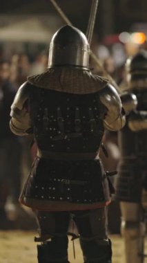 Sokaklarda insanlarla çevrili ortaçağ gladyatör dövüşleri. Orta çekim