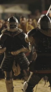 Sokaklarda insanlarla çevrili gladyatör dövüşleri. Orta çekim