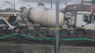 3 Şubat 2026, Lizbon, Portekiz - Beton karıştırıcılar, pompa kamyonları ve vinçler de dahil olmak üzere ağır makineli büyük şehir şantiyesi