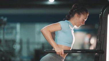 Formda bayan sporcu kas gücü ve dayanıklılığı için vücut ağırlığı dalışları yapıyor.