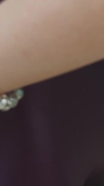 Sıska bir genç kadının kalçalarının hacmini ölçüyorum. Orta çekim