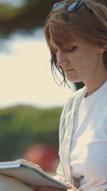 Doğa üzerine çizim yapan iki kadın. Orta çekim