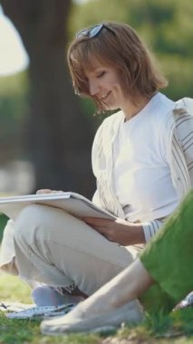 Parkta çizim yapan iki gülümseyen kadın. Orta çekim