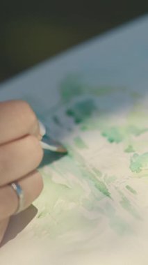 Ressamın suluboya bir manzara çizdiği albüm kapağı. Orta çekim