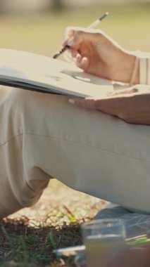 Doğada resim yapan bir sanatçının fırçasının yakın çekimi. Orta çekim