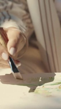 Doğada suluboya ile yumuşak bir manzara çizmek. Orta çekim