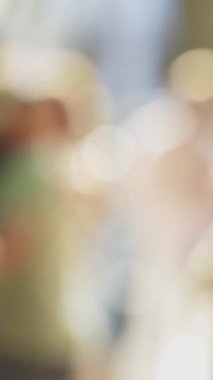 Sokakta dans eden bulanık insanlar. Orta çekim