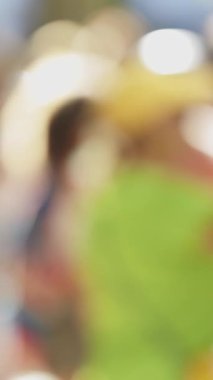 Bulanık çiftler sokaklarda dans ederek çağlar boyu kirleniyorlar. Orta çekim