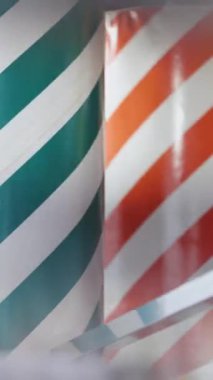 Lunaparkta dönen çizgili silindirler. Orta çekim