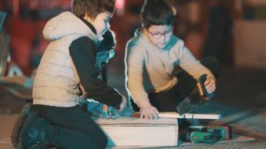 İnşaat ve öğrenme becerileri için çeşitli araçlar kullanan, diy projesinde işbirliği yapan genç arkadaşlar