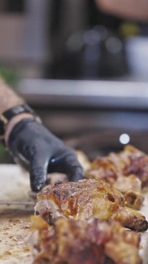 Şef panayırdaki misafirler için eti keser. Orta çekim