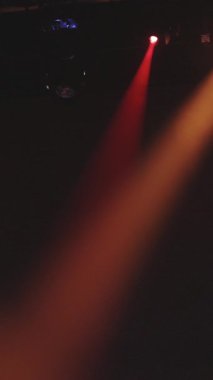 Işıklar bir gece kulübündeki sahneyi aydınlatıyor. Orta çekim