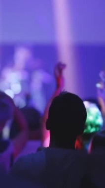 Gece kulübündeki konserdeki insanlar. Orta çekim