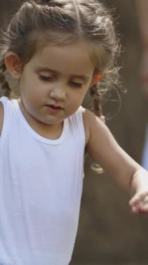 Anne ve kızının ailesi parkta vakit geçiriyor. Orta çekim