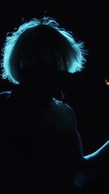 Geceleri dans eden bir travestinin silueti. Portre