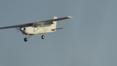 İniş için yaklaşan küçük tek motorlu uçak pervanesi açık bir gökyüzüne doğru dönüyor.