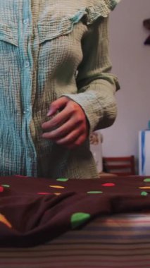 Ütü masasında ütü yapan kadın. Orta çekim