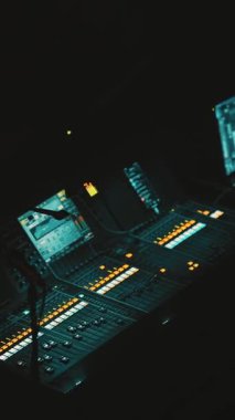 Kulüpte ses mühendisliği ekipmanları var. Orta çekim