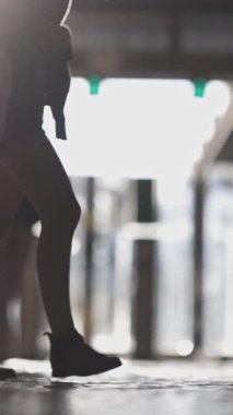 İnsanlar istasyonun çıkışında yürürler. Orta çekim