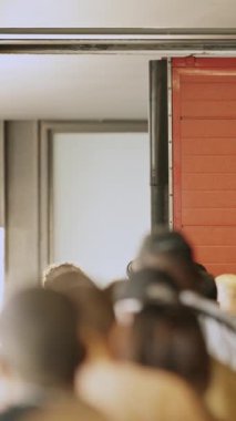 Bir sürü yolcu. Bir sürü insan büyük ulaşım sisteminde buharlaşacak. Kapatın.