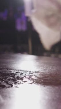 Masada oturan birinin bulanık bir fotoğrafı.