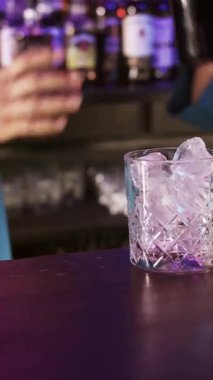 Masanın üstünde sıvı dolu bir bardak var.