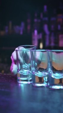 Barın üstünde üç bardak olan bir bar.