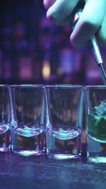 Birisi bardağa kaşık koyuyor.