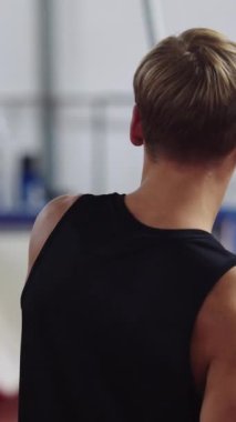 Profesyonel erkek atlet, kapalı alanda atlama antrenmanına hazırlanıyor.