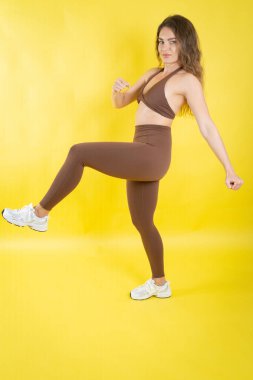 Diz gerdirme ameliyatı yapan bir kadın, spor kıyafetleri içinde sağlıklı bir yaşam tarzı.