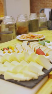 Mutfak - adam yemek ve atıştırmalık bir şeyler hazırlıyor, yakın durun.