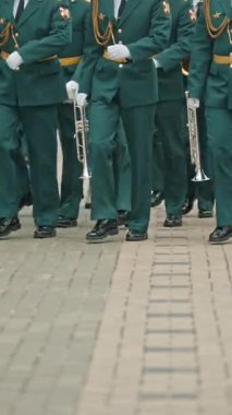 RUSSIA, KAZAN 09-08-2019: Bir rüzgar aracı askeri geçit - sokakta ellerinde enstrümanlarla yürüyen yeşil kostümlü insanlar. Orta çekim