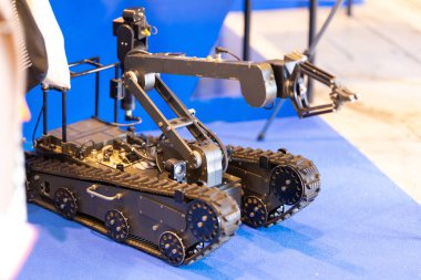 Mavi bir katta çalışan eklemli manipülatörlü bir robot.