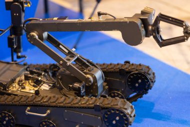 Tehlikeli çevre operasyonları için eklemli mekanik kolu ve kavrayıcısı olan izlenmiş robot