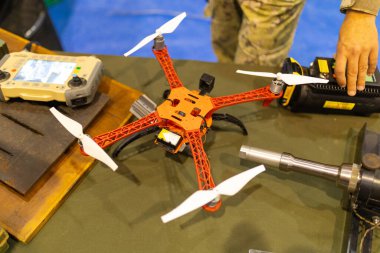 Dörtlü helikopter askeri tatbikat sırasında kontrol birimi ve askerlerin yanında ileri seviye yetenekler gösteriyor.