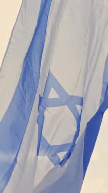 Rüzgarda dalgalanan İsrail bayrağı