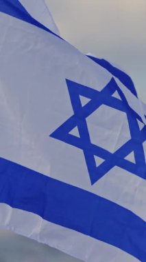 Arka planda gökyüzü olan bir bayrağın yakın çekimi