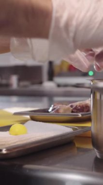 Mutfakta Mutfakta Pişiren Kişi - Haşlanmış Patates - Restoran