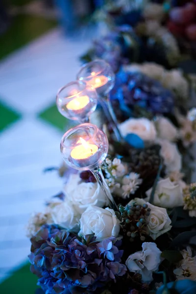 Bouquet virágok, virágok és gyertyák, boldog nap — Stock Fotó