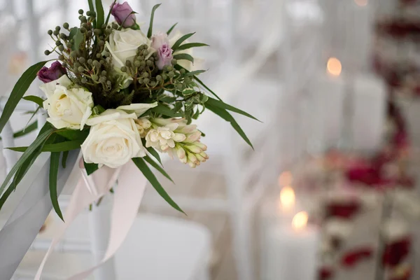 Svatební dekorace, květiny, šťastný den — Stock fotografie
