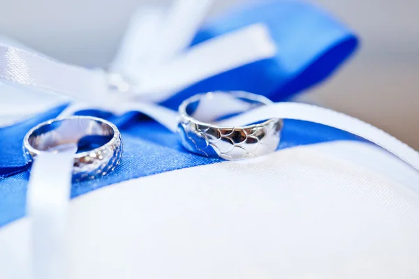 Wedding rings, dreamlike day, happiness — Stock Photo, Image